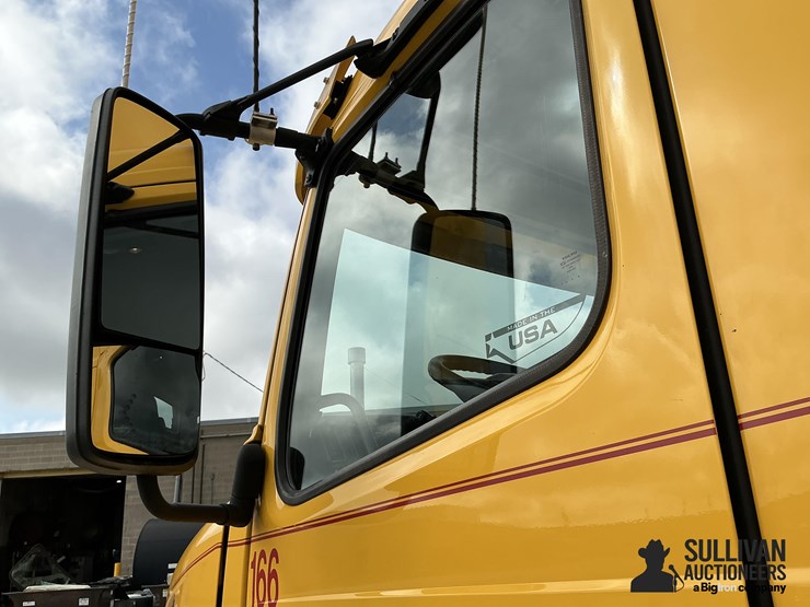 2017-volvo-vnl64t300-image-18