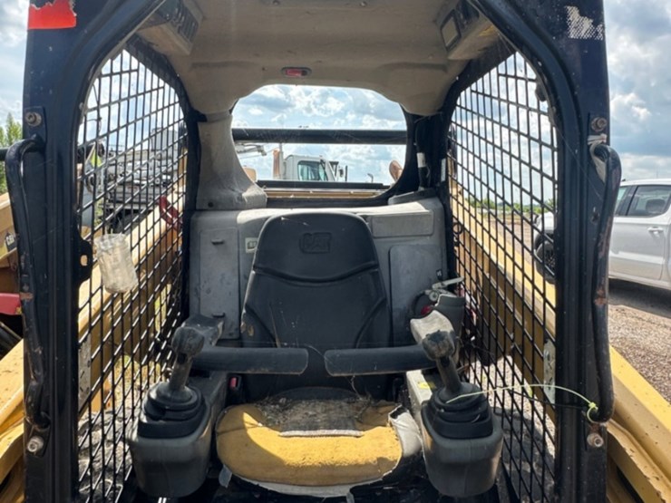 2018-caterpillar-242d-image-5