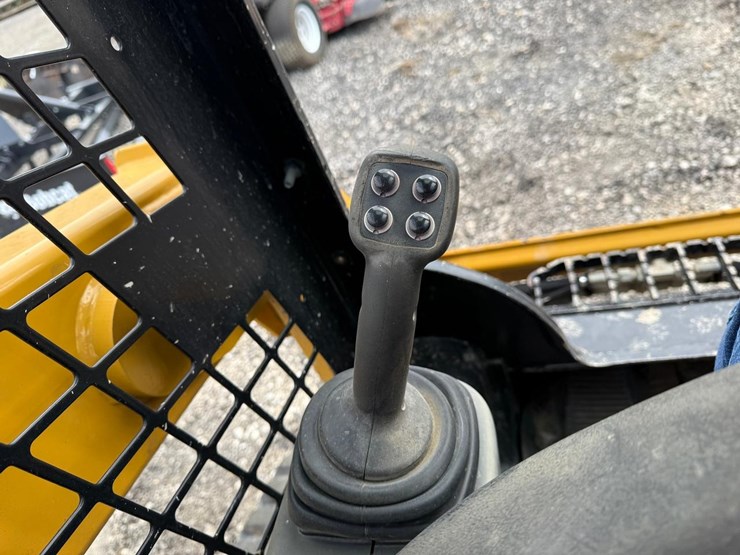 2018-caterpillar-249d-image-23