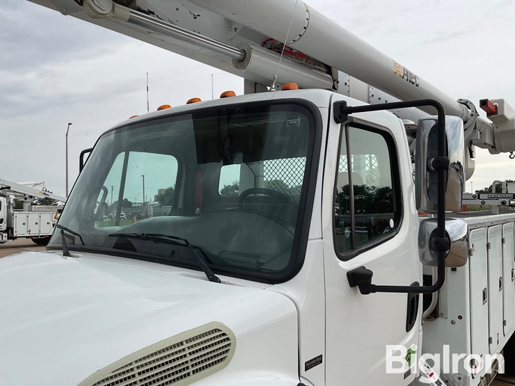 2009-freightliner-m2-106-image-9