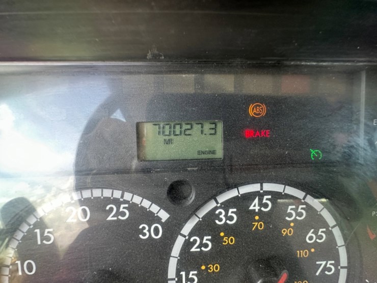 2014-freightliner-m2-106-image-26