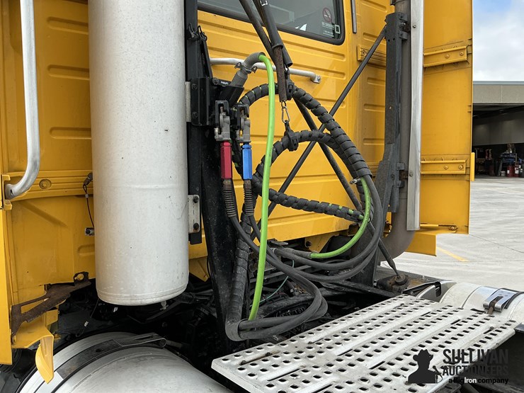 2016-volvo-vnl64t300-image-15