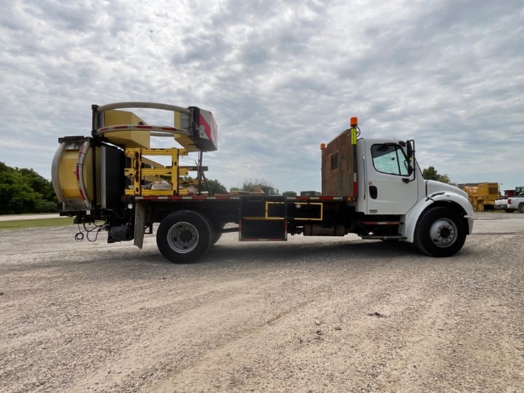 2005-freightliner-m2-106-image-4