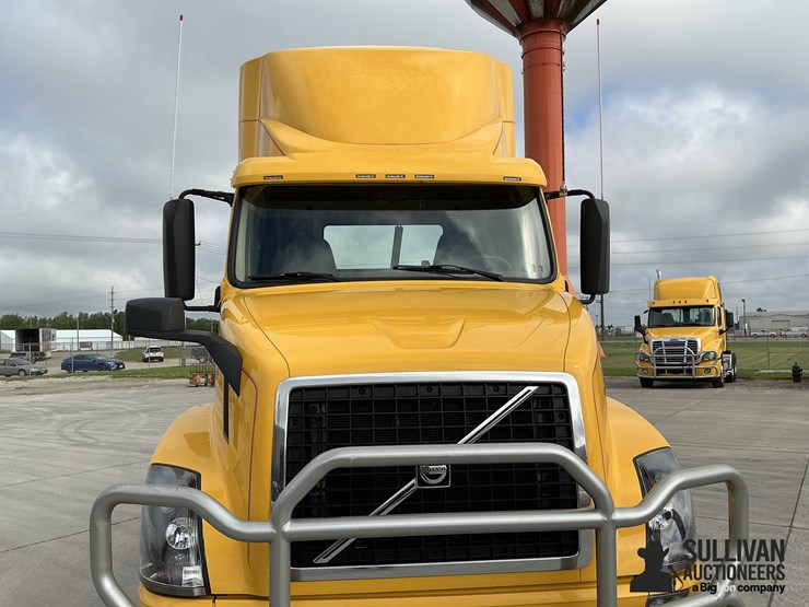 2017-volvo-vnl64t300-image-13