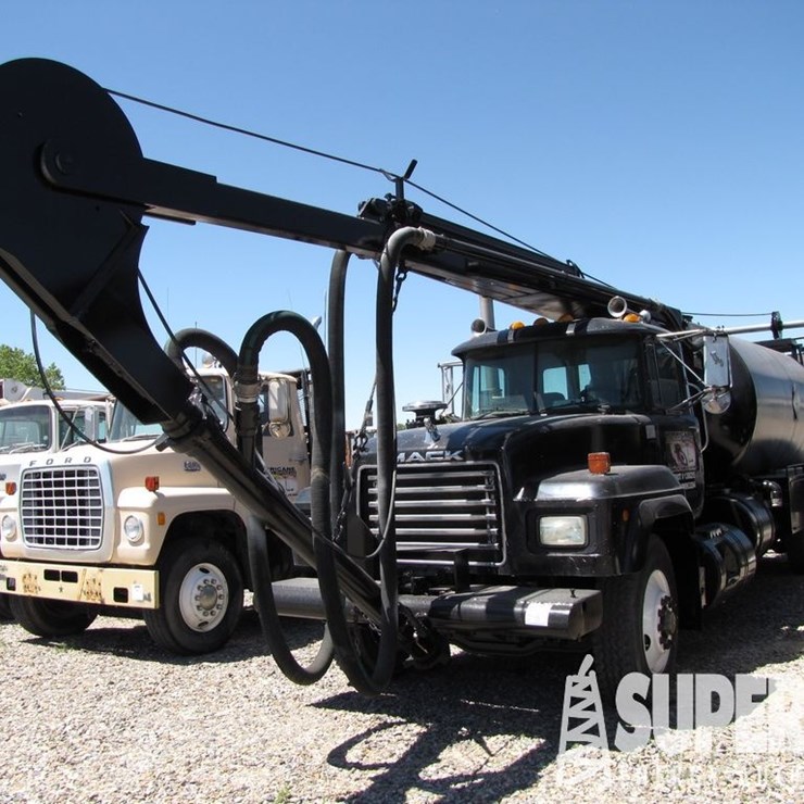 2002 MACK RD688S