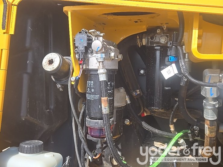 2023-deere-650k-lgp-image-36