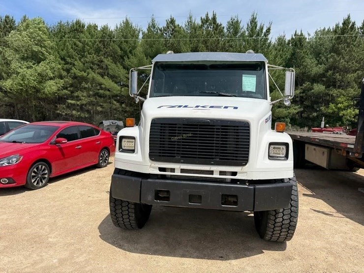 2002-freightliner-fl80-image-2