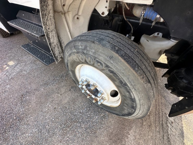 2014-freightliner-m2-106-image-10