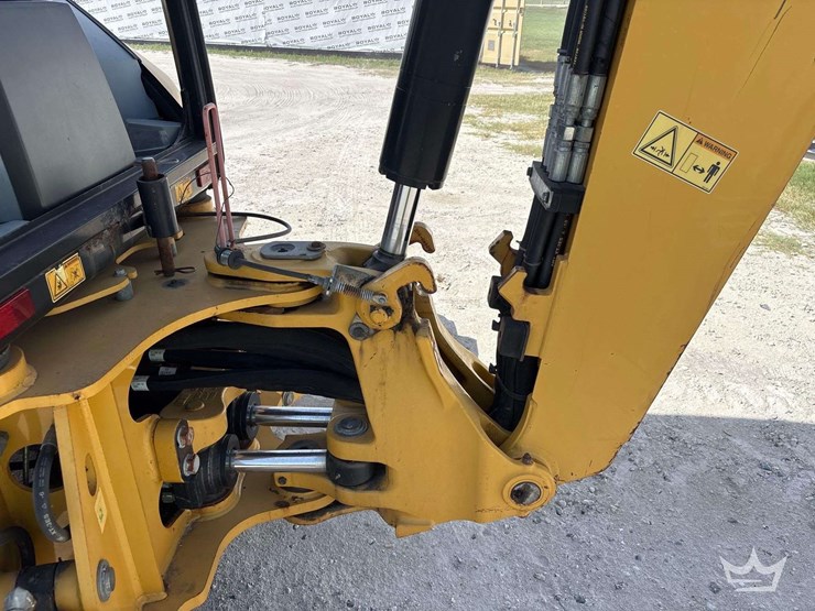 2015-caterpillar-416f-image-18