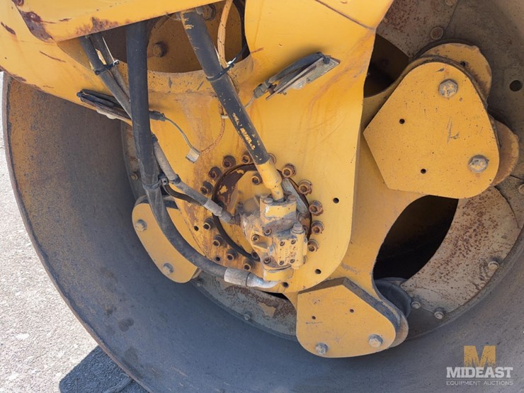 2010-caterpillar-cb64-image-9