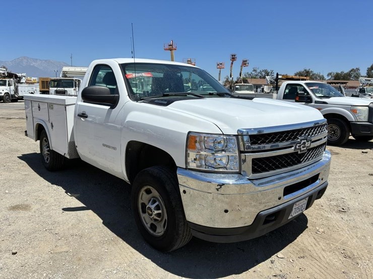 2011-chevrolet-silverado-2500-image-2