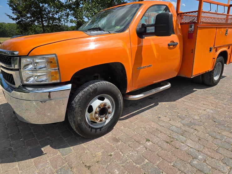 2013-chevrolet-silverado-3500-image-1