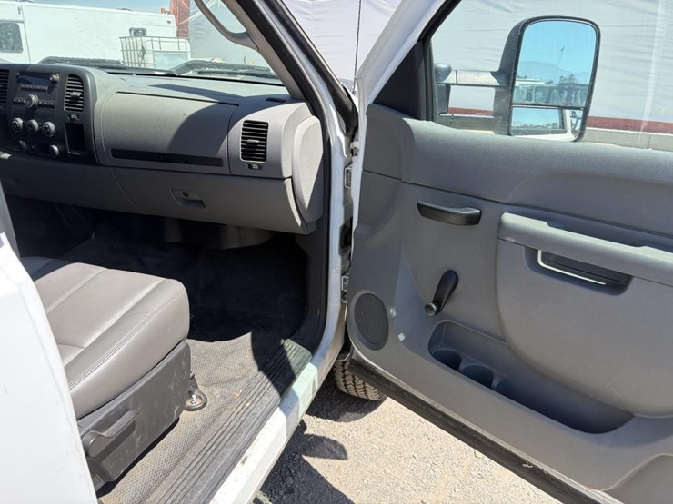 2011-chevrolet-silverado-2500-image-10