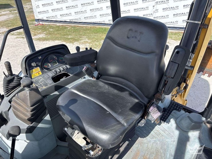 2015-caterpillar-416f-image-30