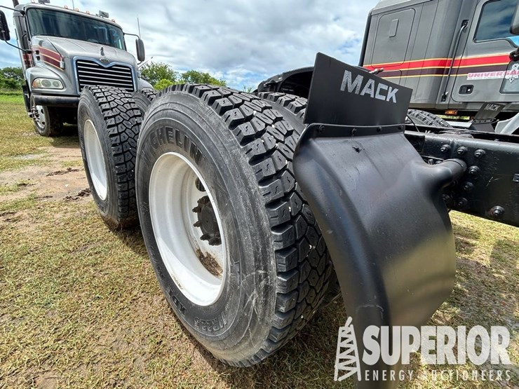 (x)-(9-31)-2009-mack-mp7-t/a-wet-kit-truck-tractor...-image-7