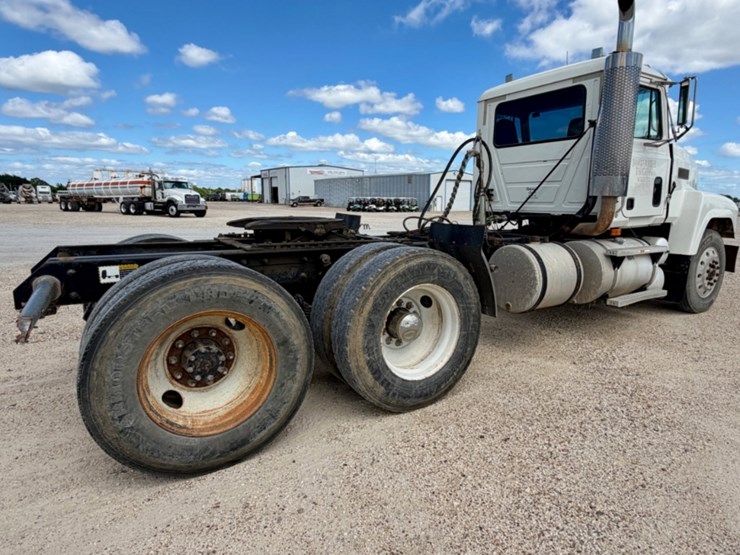 2001-mack-ch613-image-5