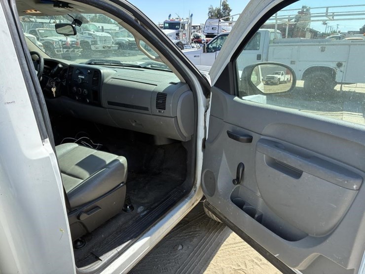 2011-chevrolet-silverado-2500-image-11