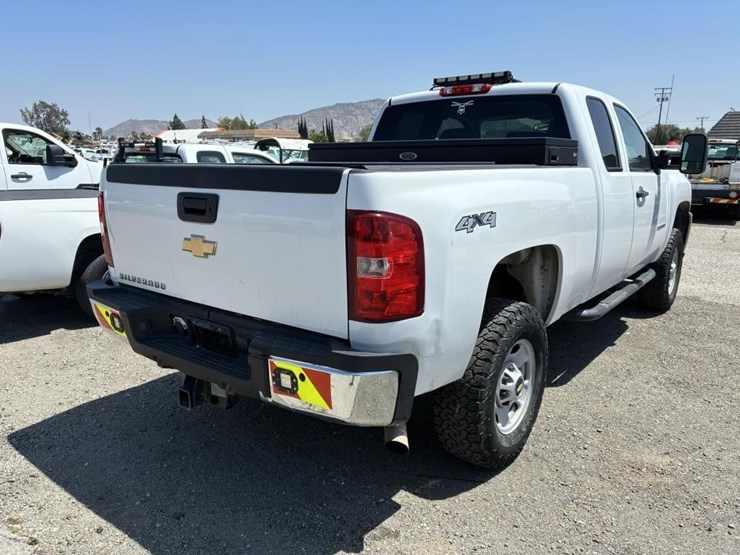 2011-chevrolet-2500hd-image-3