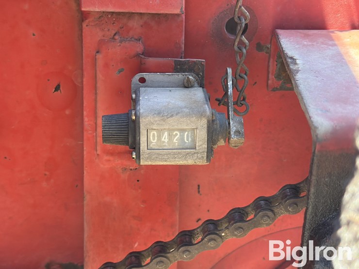 new-holland-320-image-19