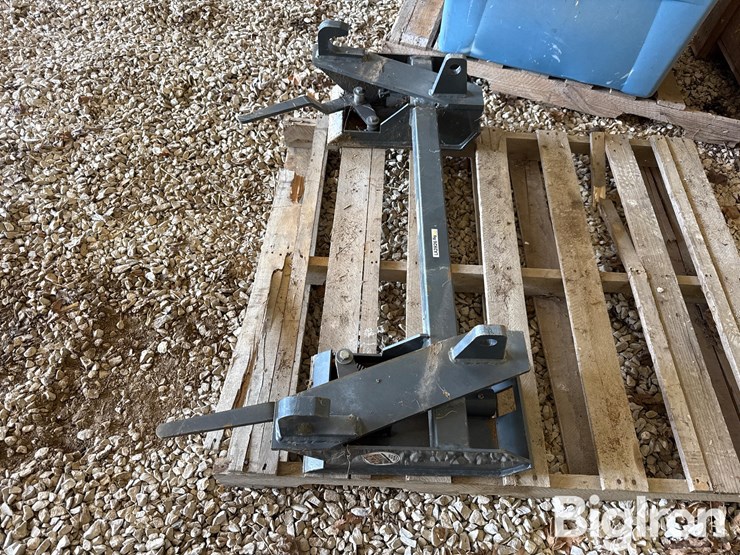 tar-river-attachment-euro-to-skid-steer-adapter-plate-image-8