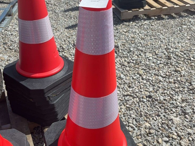 traffic-cones-with-heavy-duty-bases-image-2