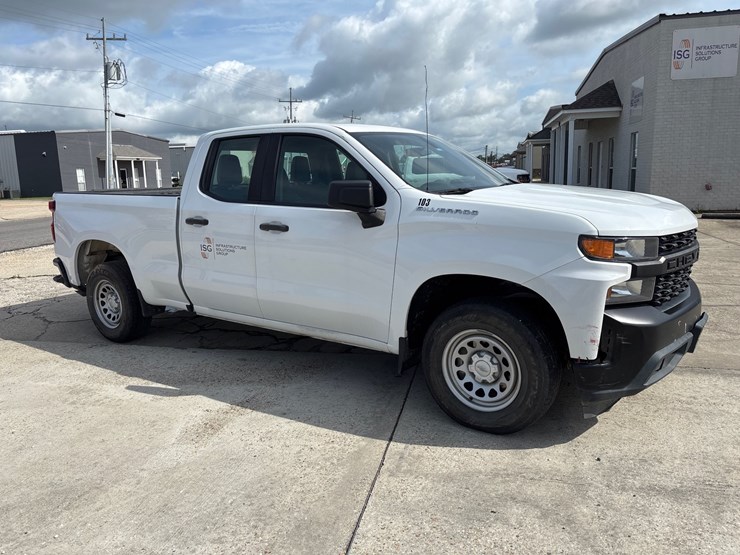 #3626-•-2021-chevrolet-silverado-pickup-truck-image-2