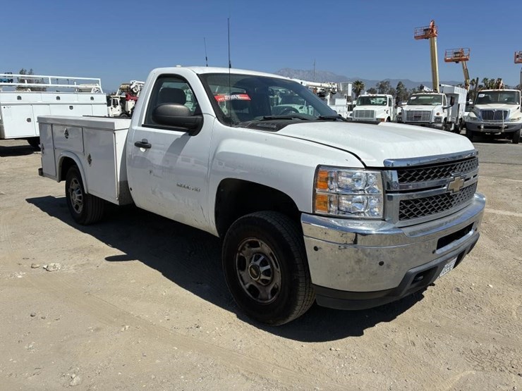 2011-chevrolet-silverado-2500-image-2