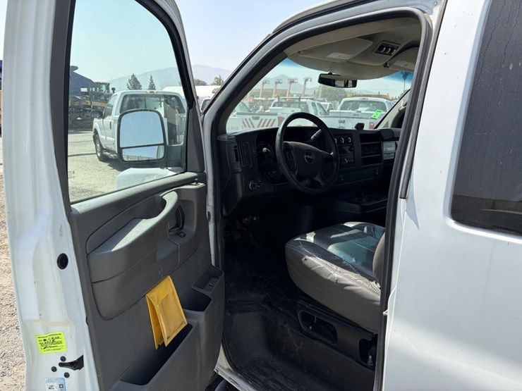 2011-gmc-3500-image-13