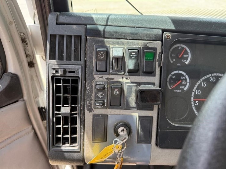 2002-freightliner-fl80-image-17