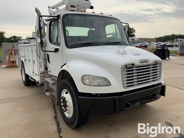 2010-freightliner-m2-106-image-15