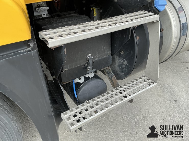 2017-volvo-vnl64t300-image-17
