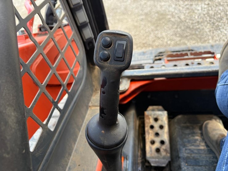 2016-kubota-ssv75-image-25