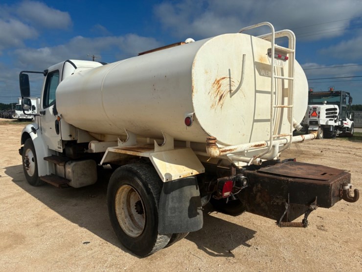 2006-freightliner-m2-106-image-6