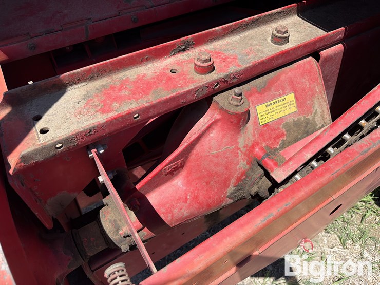 new-holland-320-image-13