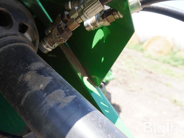 2022-john-deere-560m-image-10