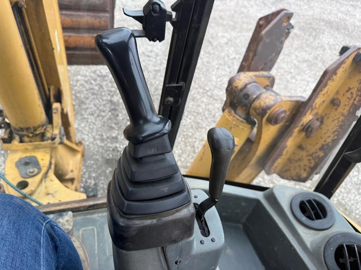 caterpillar-420d-image-35