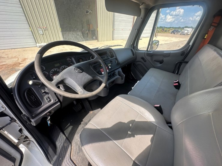 2014-freightliner-m2-106-image-24