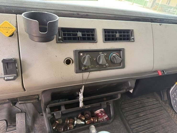 2002-freightliner-fl80-image-14