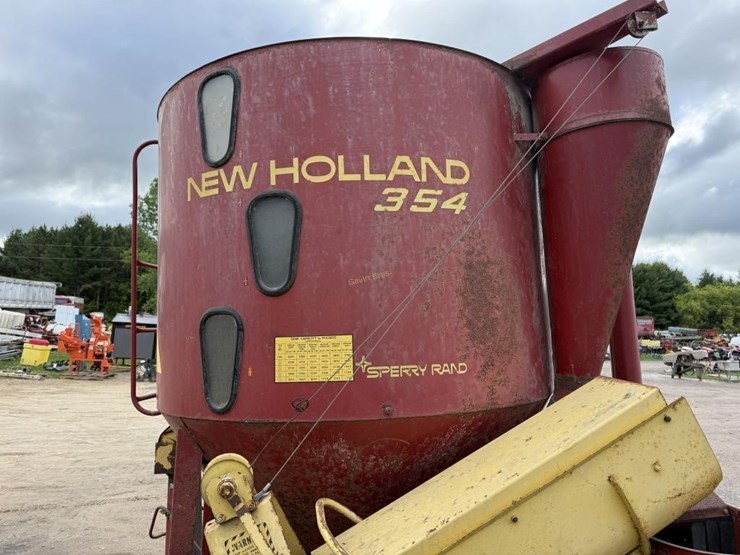 new-holland-354-image-3