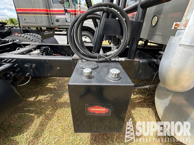 (x)-(9-31)-2009-mack-mp7-t/a-wet-kit-truck-tractor...-image-6