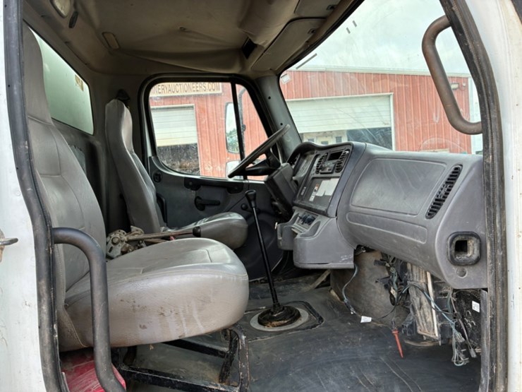 2006-freightliner-m2-106-image-8