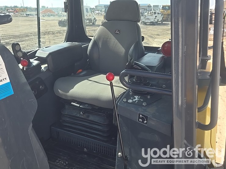 2023-deere-650k-lgp-image-47