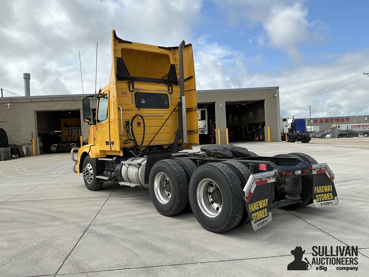 2015-volvo-vnl64t300-image-7