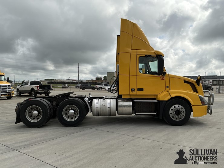 2016-volvo-vnl64t300-image-4