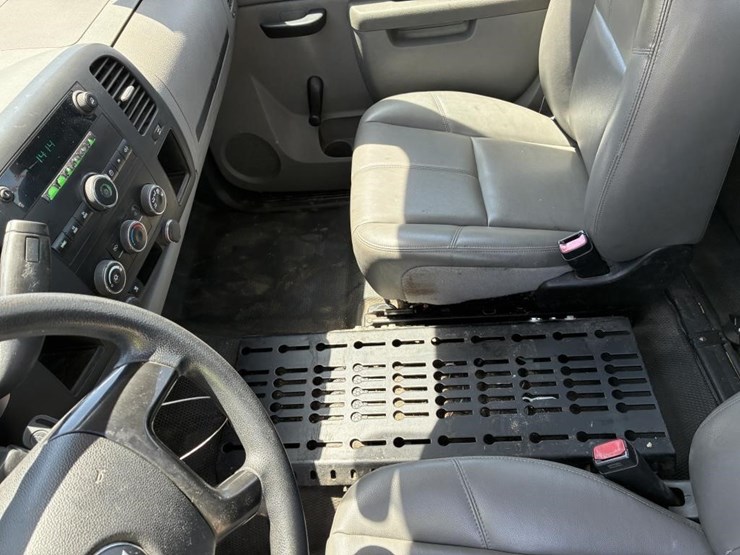 2011-chevrolet-silverado-2500-image-19