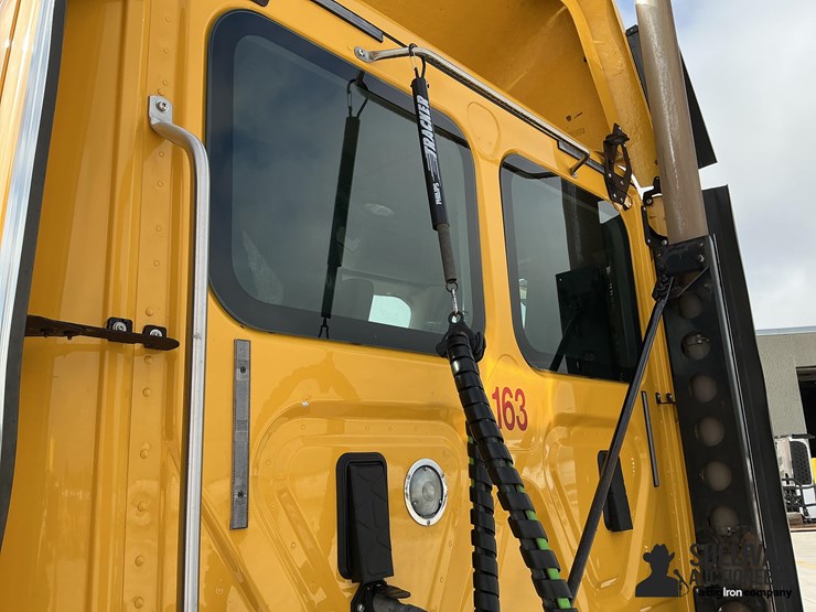 2017-freightliner-cascadia-125-image-18