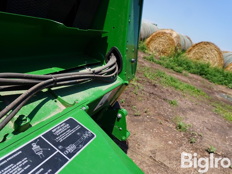 2022-john-deere-560m-image-12