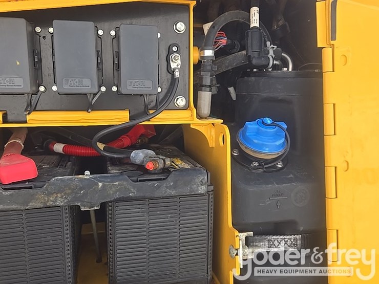 2023-deere-650k-lgp-image-33