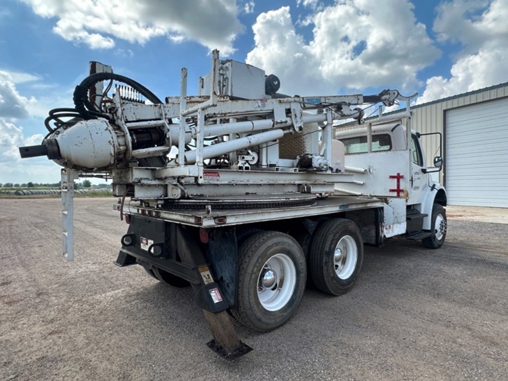 2014-freightliner-m2-106-image-4