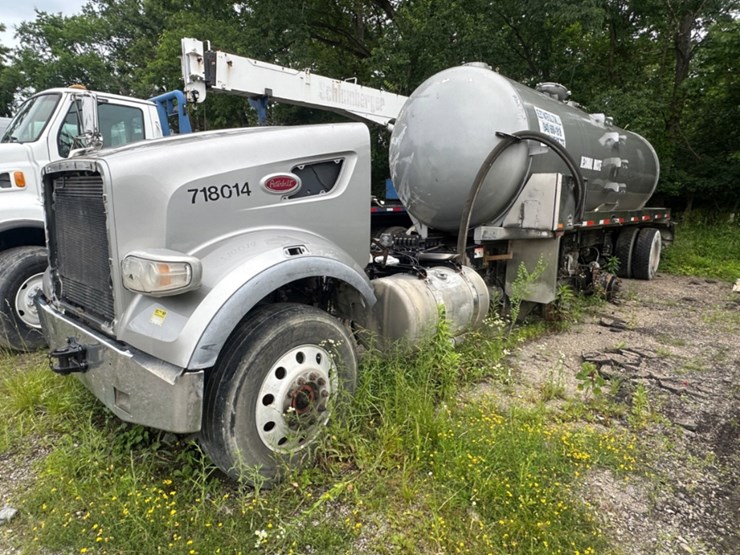 2019-peterbilt-567-image-1